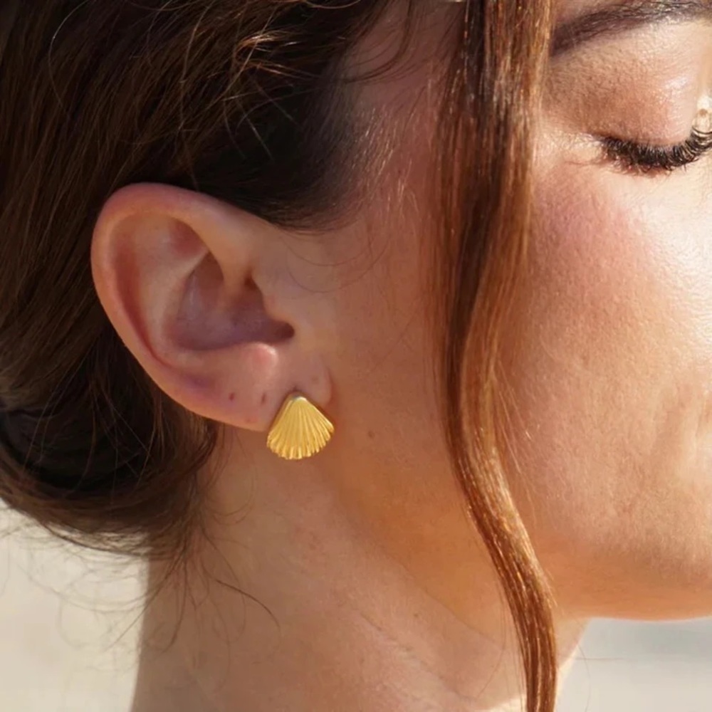 18k Gold Plated *Shell Stud* Earrings - Picture 6 of 9